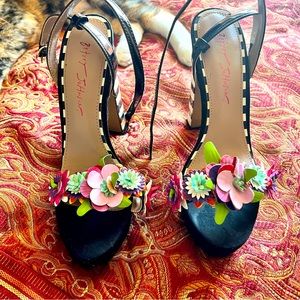 Pretty floral striped heels
